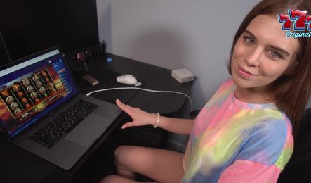 Парень отметил выигрышь сексом с симпатичной соседкой