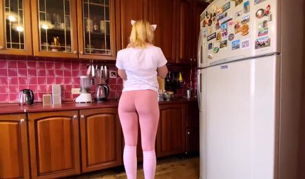 Русская блондинка получает оргазмы с самого утра