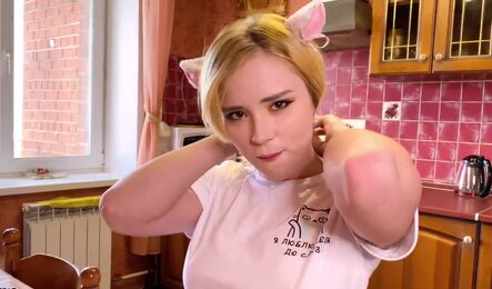 Русская блондинка получает оргазмы с самого утра