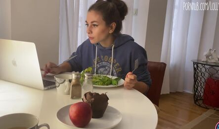 Женушке нужно работать, но мужу хочется секса