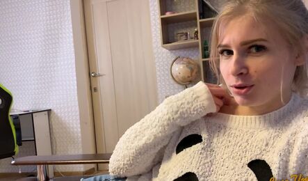 Решила вернуть свои наушники и за одно занялась сексом со сводным братом