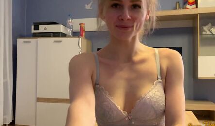 Решила вернуть свои наушники и за одно занялась сексом со сводным братом