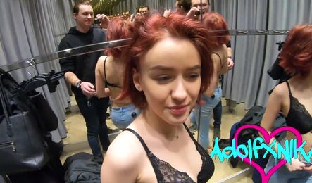 Сходила с парнем на шопинг и сделал ему приятным минет в торговом центре