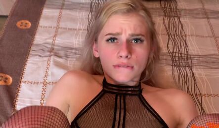 Быстрый домашний секс в рваных колготках