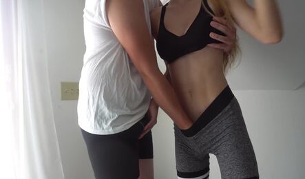 Сладкая девушка позирует перед парнем и напрашивается на секс