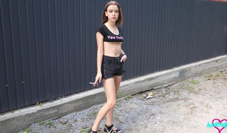 МОлодая давалка дала незнакомцу у него дома