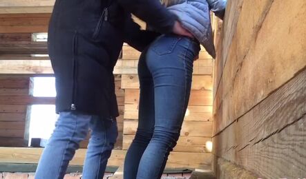 Русская пара занимается секом в одежде