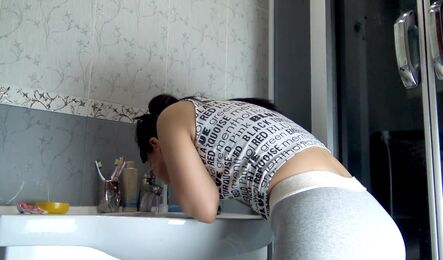 Русская женщина решила расслабиться и трахнуть пальцами киску