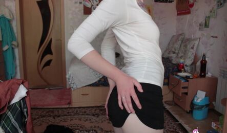 Русская девушка хочет трахаться на старой квартире