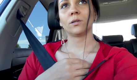 Мамка Кристина мастурбирует в машине и разговаривает!