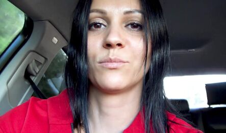 Мамка Кристина мастурбирует в машине и разговаривает!