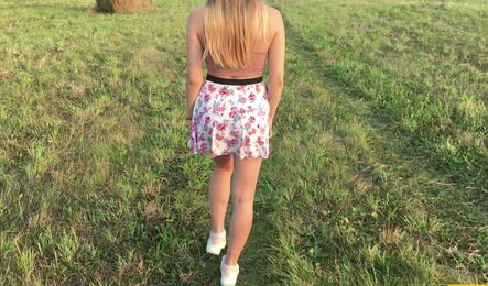 Молодая пара занимается сексом в деревне