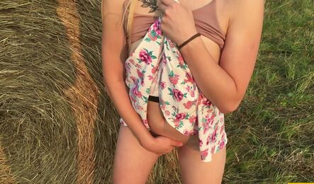 Молодая пара занимается сексом в деревне