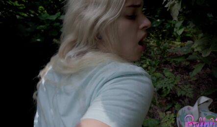 Русский пикап молодой блондинки на секс в парке