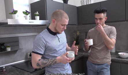 Русский парень разрешил другу трахнуть свою девушку