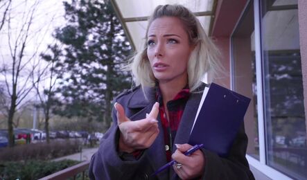 Чешский секс в подъезде с милфой блондинкой