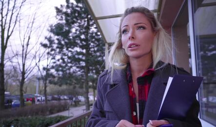 Чешский секс в подъезде с милфой блондинкой