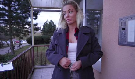 Чешский секс в подъезде с милфой блондинкой