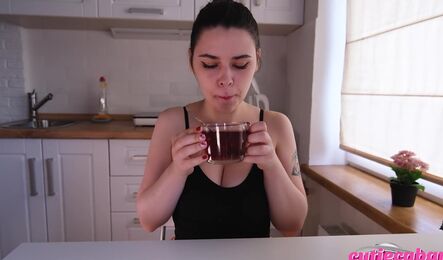 Сделала другу чай и угостила сексом