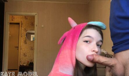 Нежная девушка делает парню вечерний минет со спермой в ротик