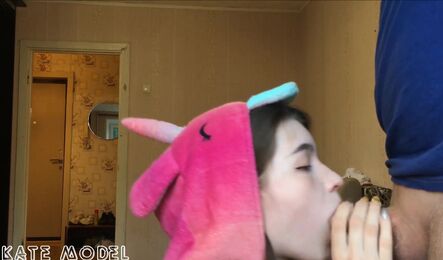 Нежная девушка делает парню вечерний минет со спермой в ротик