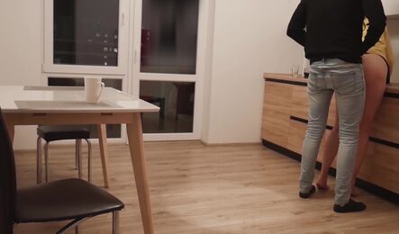 Пока муж отошел, жена сразу же изменила ему