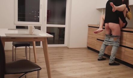 Пока муж отошел, жена сразу же изменила ему