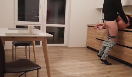 Пока муж отошел, жена сразу же изменила ему