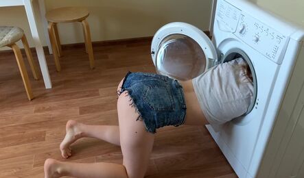 Решила постирать вещи и случайно застряла в стиралке
