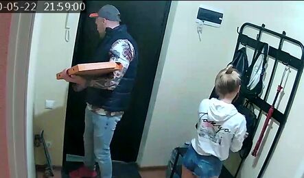Студентка заказывает пиццу только ради секса с курьерами