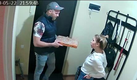 Студентка заказывает пиццу только ради секса с курьерами