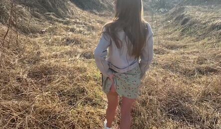 Деревенский парень показал городской девушки все красоты на природе и легко заслужил на секс