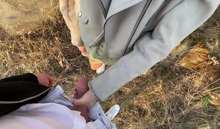 Деревенский парень показал городской девушки все красоты на природе и легко заслужил на секс