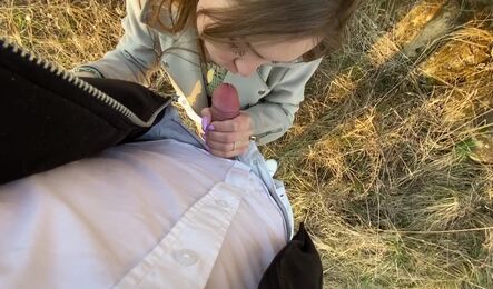 Деревенский парень показал городской девушки все красоты на природе и легко заслужил на секс