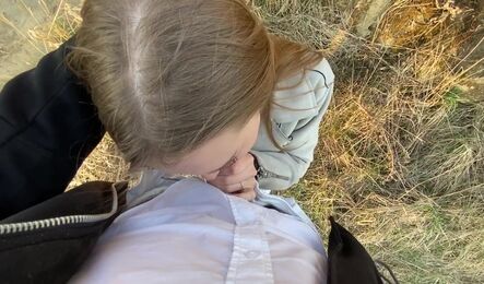 Деревенский парень показал городской девушки все красоты на природе и легко заслужил на секс