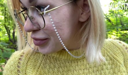 Пикап русской милфы прямо в парке закончился секом на природе