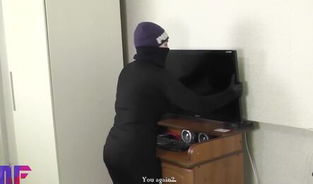 Как парень поймал русскую девушку на горячем и развел на секс