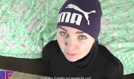 Как парень поймал русскую девушку на горячем и развел на секс