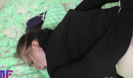 Как парень поймал русскую девушку на горячем и развел на секс