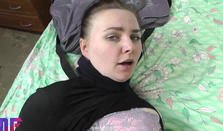 Как парень поймал русскую девушку на горячем и развел на секс