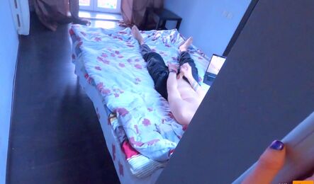 Узнала что сводный брат любит подрочить и решила ему помочь