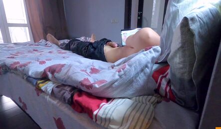 Узнала что сводный брат любит подрочить и решила ему помочь