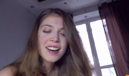 Узнала что сводный брат любит подрочить и решила ему помочь