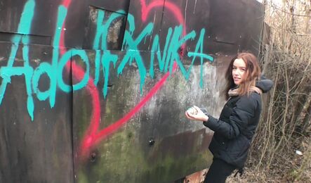 Молодая пара занимается секс на природе с окончанием в рот