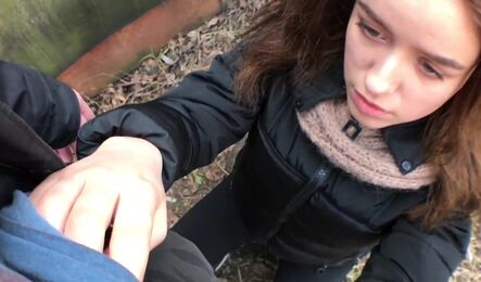 Молодая пара занимается секс на природе с окончанием в рот