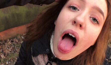 Молодая пара занимается секс на природе с окончанием в рот