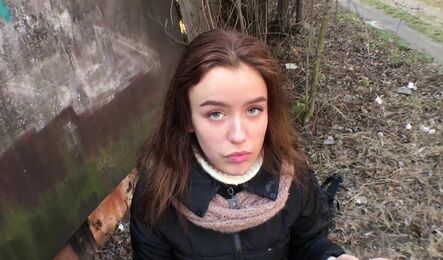 Молодая пара занимается секс на природе с окончанием в рот