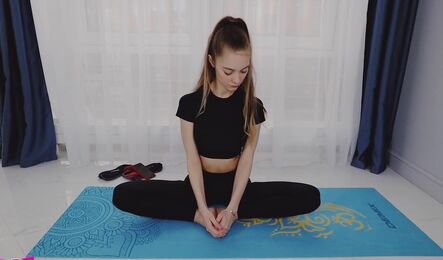 Русская девушка любит медитировать и заниматься сексом после этого