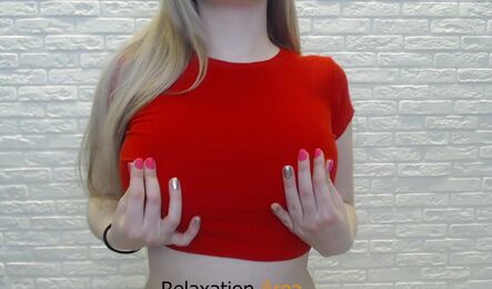 Сделал новый сиськи и теперь светит ими на лево и на право