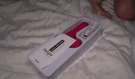 Девушка купила новый вибратор и тестирует его со своим парнем